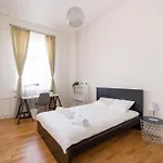 Bright 3-bedroom With Free Parking - Barona Street Apartament