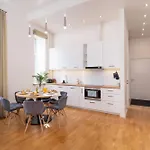 Apartament Bright 3-bedroom With Free Parking - Barona Street *