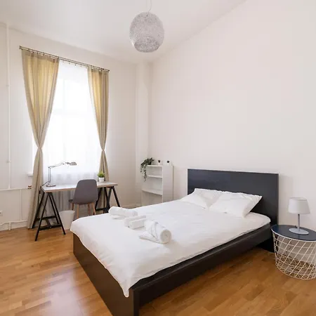 Bright 3-bedroom With Free Parking - Barona Street Apartamento