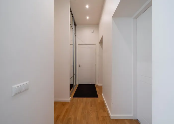 Bright 3-Bedroom Apartment With Free Parking - Barona Street *