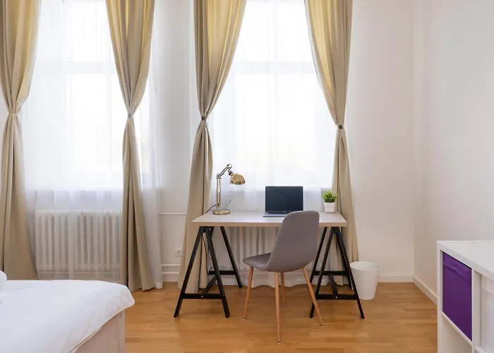Апартаменты Bright 3-Bedroom Apartment With Free Parking - Barona Street *