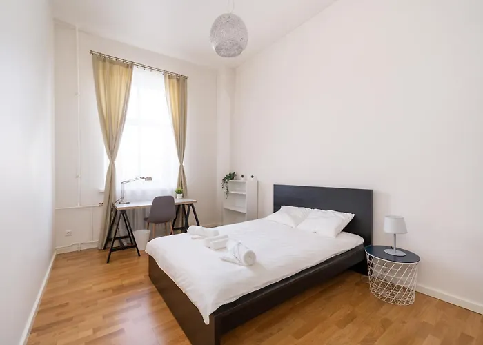 Bright 3-Bedroom Apartment With Free Parking - Barona Street Apartment