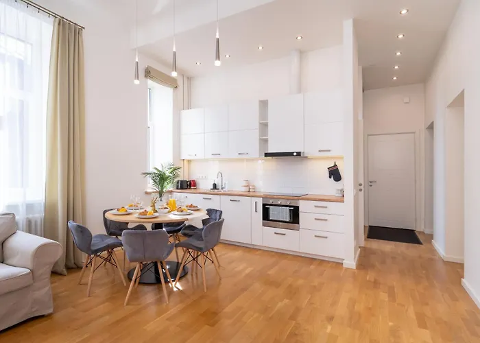 Apartment Bright 3-Bedroom Apartment With Free Parking - Barona Street *