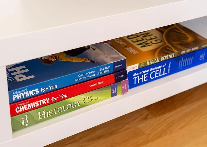 Bright 3-Bedroom Apartment With Free Parking - Barona Street Апартаменты