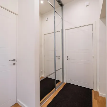 Bright 3-bedroom With Free Parking - Barona Street شقة