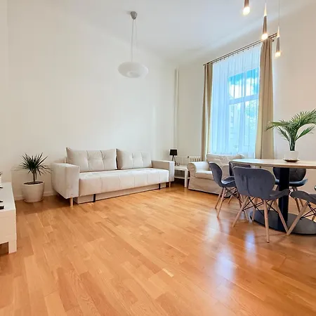 Apartment Families & Groups - 4 Bedrooms - Free Parking - Location *